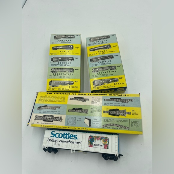 AHM Scotties Toilet Paper HO Train Car Mechanical Reefer with accessories bundle - Picture 12 of 12